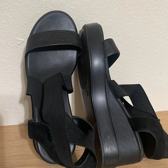 Tahari Black Wedge Platform Sandals Size 6 M - Picture 2 of 15